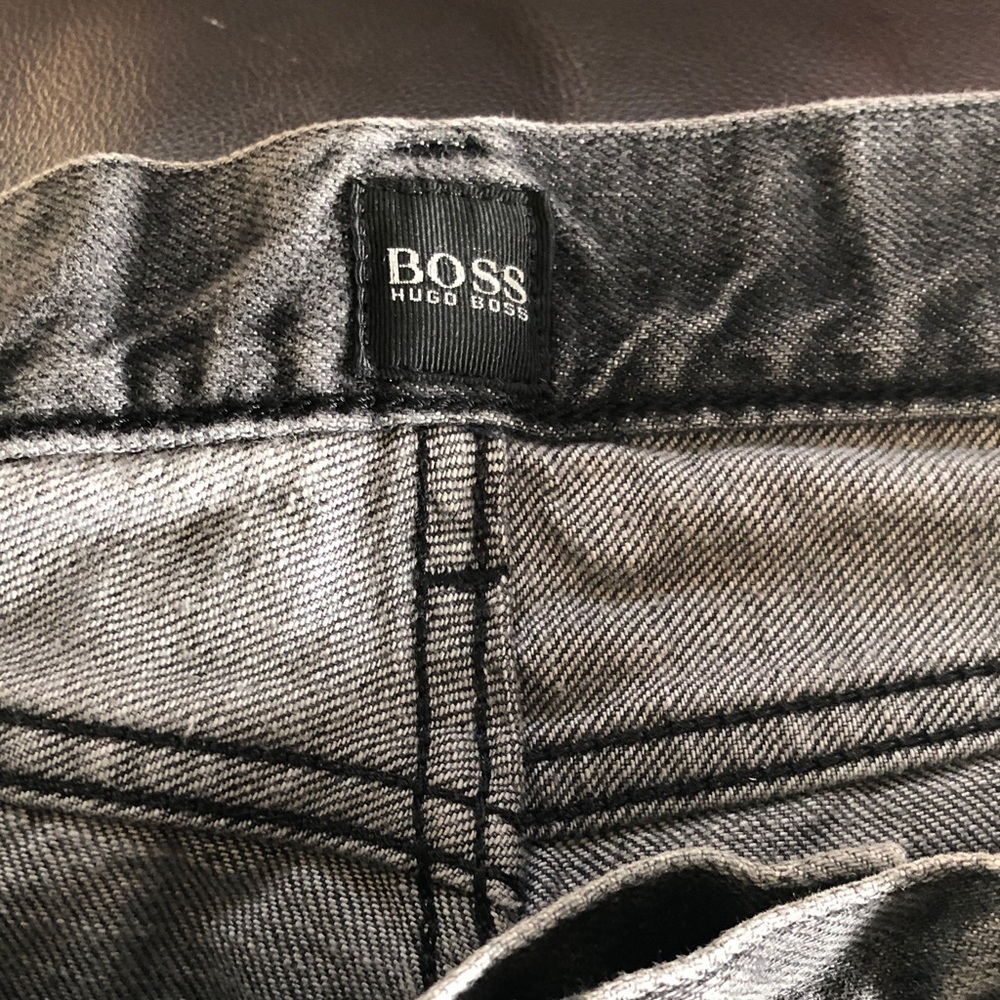 Hugo Boss Slim Straight Black greyish Jeans with Branded Patch